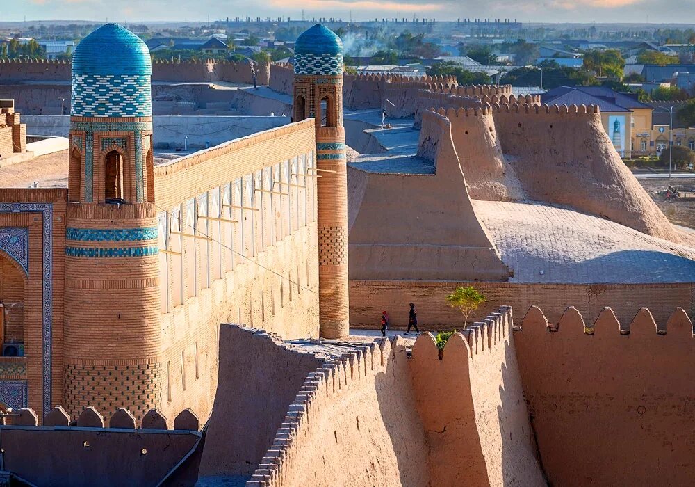    Город Хивы делился на две отдельные части: внутренний город Ичан-Кала и внешний город Дишан-Кала.