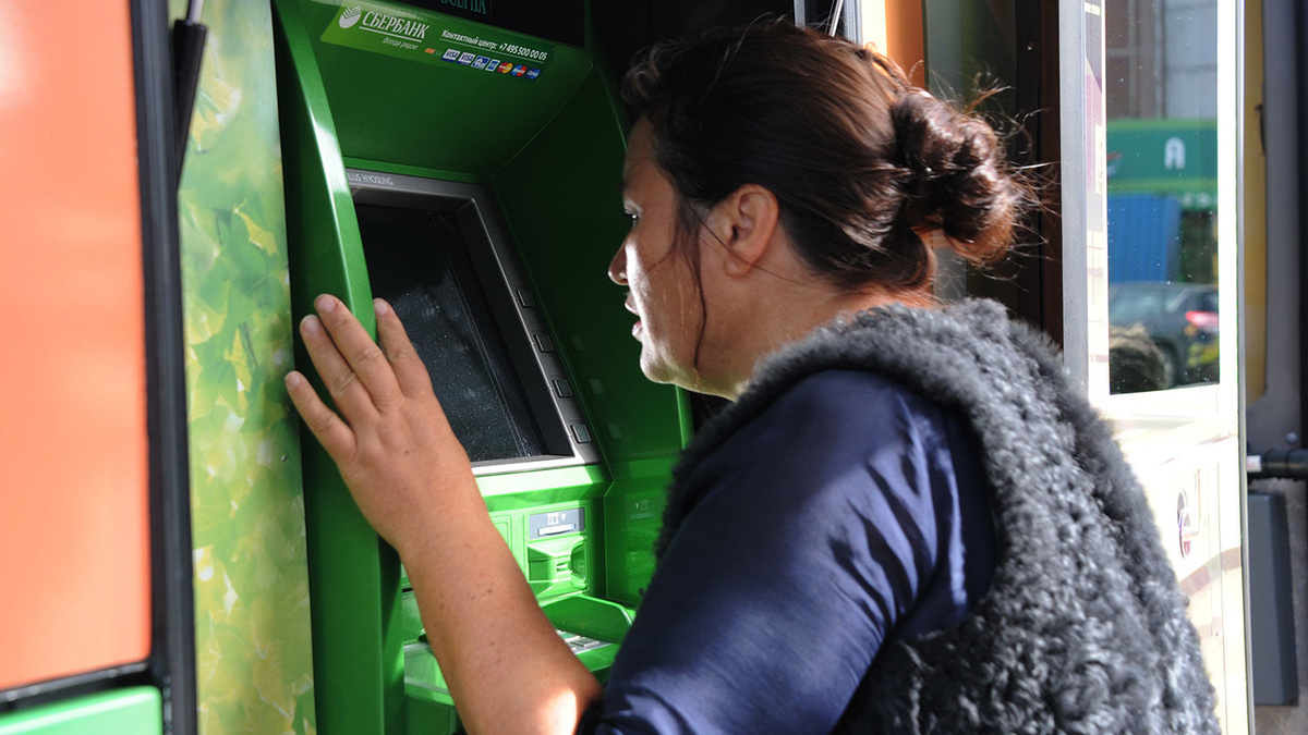 Почему в феврале банки усложнили выдачу наличных через банкоматы?