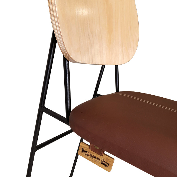 Экокожа, используемая для обивки, приятна на ощупь и проста в уходе.