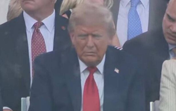 Президент Трамп, судя по всему, заснул на военном параде в честь своего 79-летия.