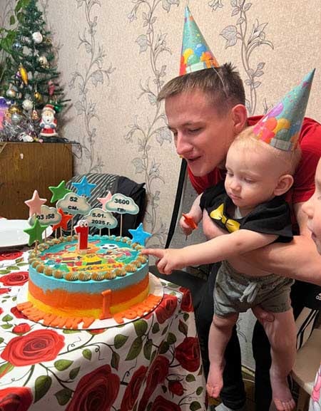 

Ксения собирается восстановить отношения с бывшимУчастница проекта Ксения Карпова строила отношения в 
периметре с Альбертом Гракович, изменила Альберту с Евгением Сидоровым, 
потом обратно вернулась к Альберту. Ну а пару дней назад в периметре 
появился бывший муж Ксении, Алексей. Алексей отец ребенка Ксюши. Сына 
Ксении и Алексея, Владимира, которому 5 января 2026 года исполнился 1 
год, воспитывает мама Алексея, свекровь Ксюши. Алексей хотел бы наладить
 отношения со своей бывшей и готов простить ей все ее романы на Доме 2. 
Карпова в сторис заявила подписчикам, что ее переполняют эмоции, она 
счастлива от того, что Алексей совершил такой поступок ради нее и ради 
их семьи, он приехал на проект, хотя не любит камеры и шоу. Ксения 
готова к воссоединению с бывшим мужем и ребенком, она хотела бы жить 
вместе с ними, втроем. Комфортно ли будет Алексею жить в мужской спальне
 вместе со своими соперниками, Аликом и Женей. Еще в периметре появился 
новенький Степан, однофамилец Ксюши, и она с ним собиралась записывать 
песню. Так что у Алексея может появиться еще и третий соперник.