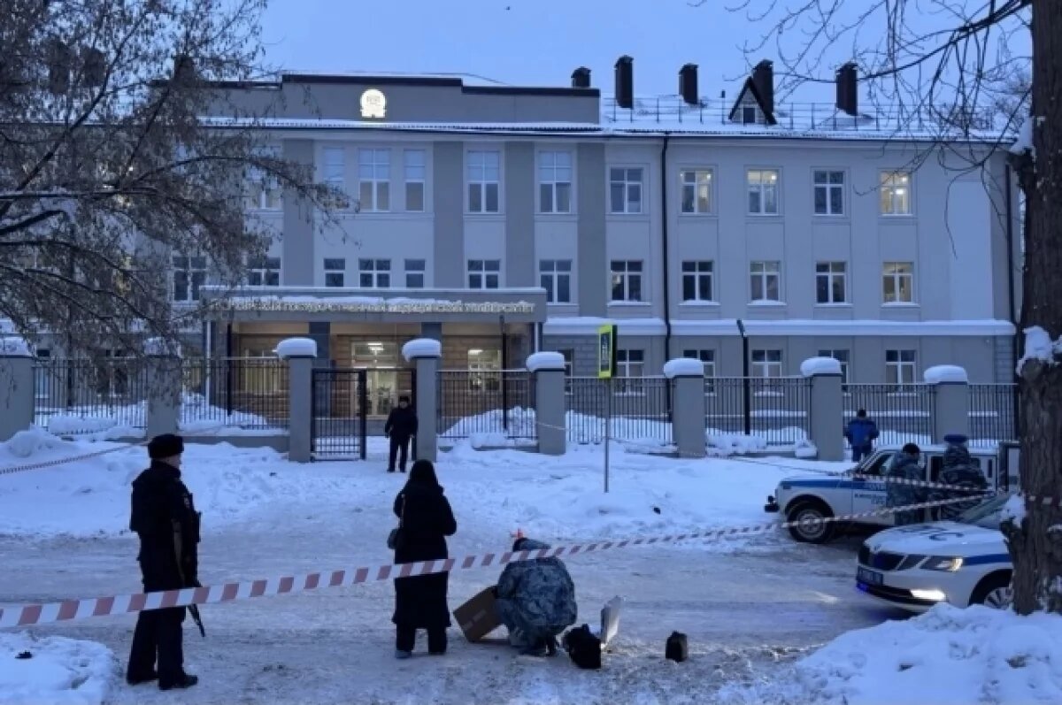    Разгромил весь этаж, ранил 6-х.