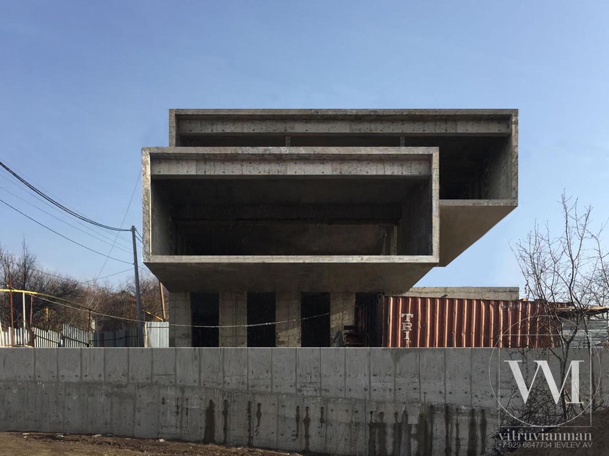 Фотография готового монолитного каркаса современного дома на склоне.