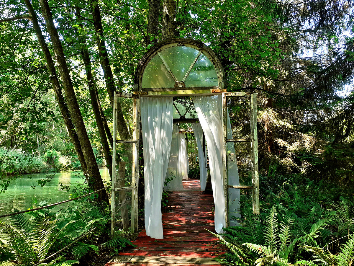 Двери в саду Желтая Мельница