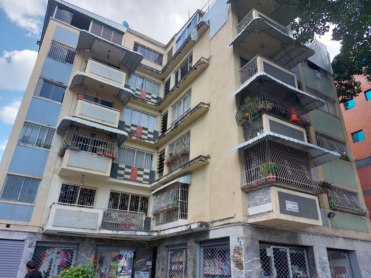 На доме нет номера.