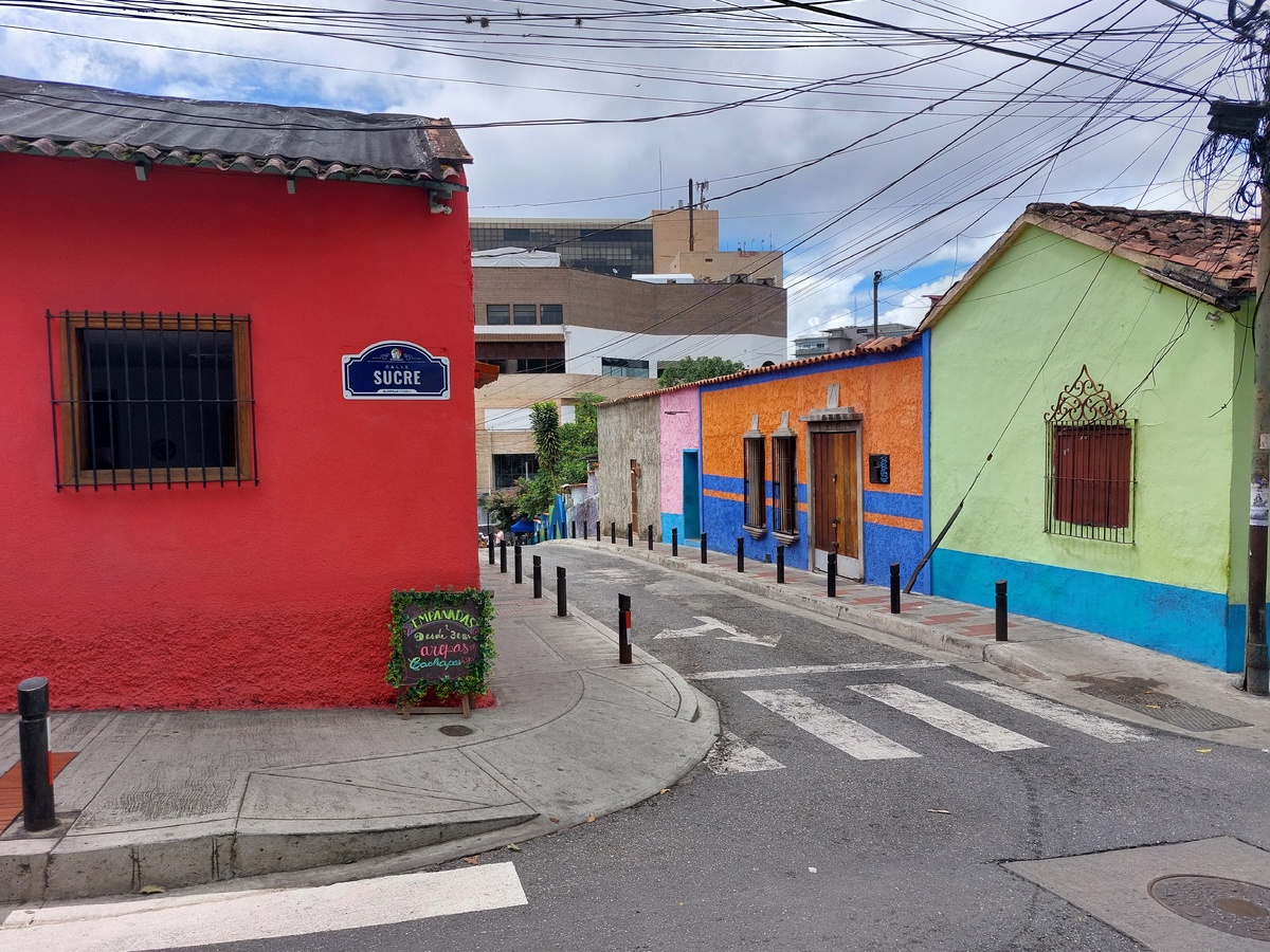 Тоже номера дома нет