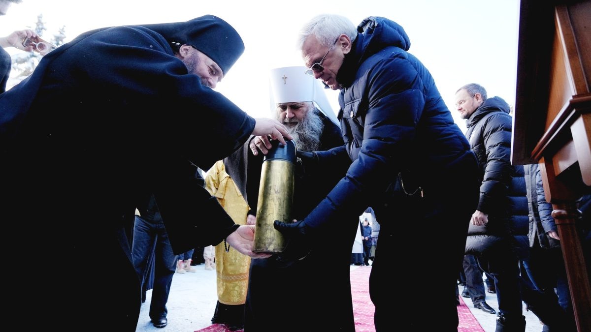    Капсулу в основание колокольни заложили епископ Парамон, митрополит Георгий и Евгений Люлин