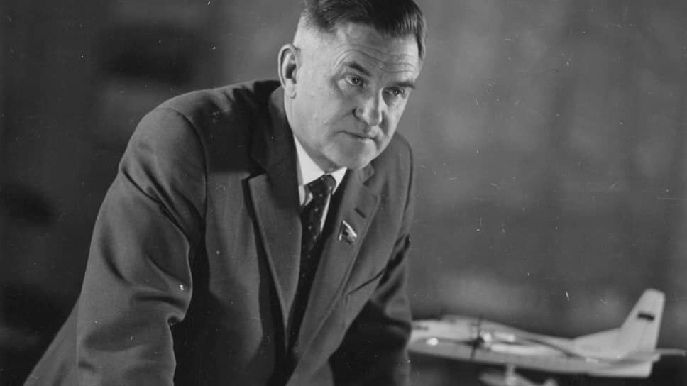 Советский авиаконструктор Олег Антонов с моделями своих самолетов.📷Фото: Козловский Николай / Фотоархив журнала «Огонёк» / Коммерсантъ