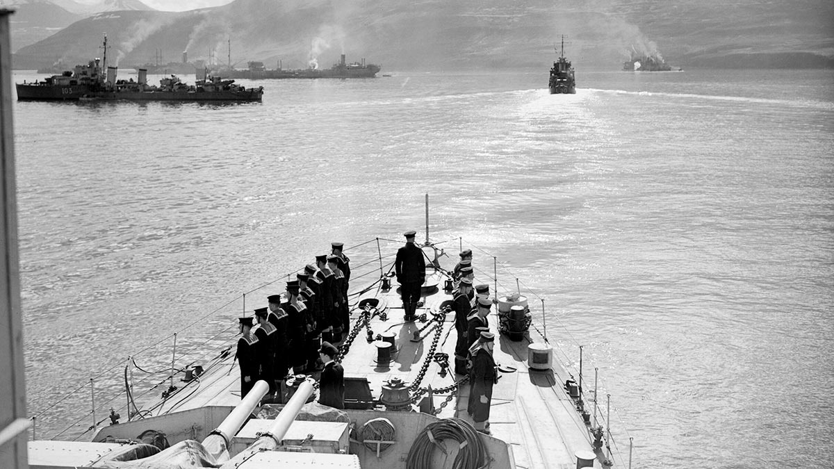 Корабли PQ-17 в Исландии. Вдали - танкер "Азербайджан". Источник: https://clck.su/tsObq