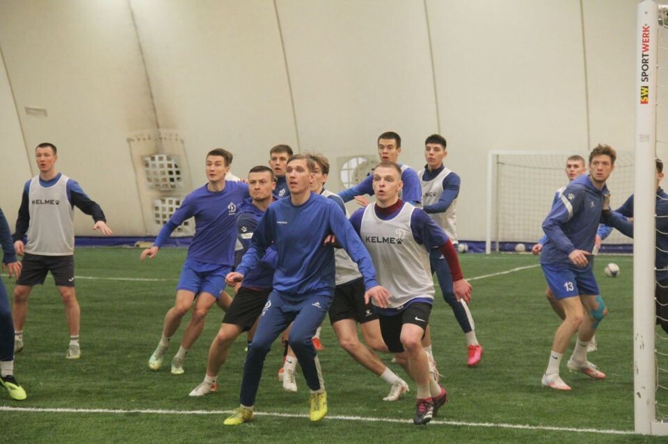    Фото с тренировки барнаульских динамовцев в футбольном манеже Pro Football. Фото: пресс-служба ФК "Барнаул"