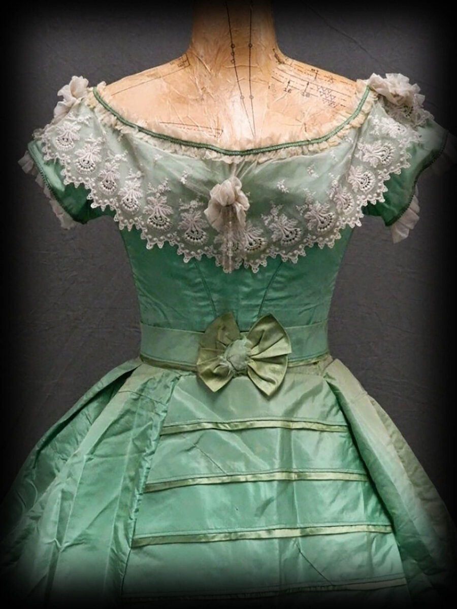 "Изумрудный Зеленый" - платье окрашено мышьяком (1860-1865)