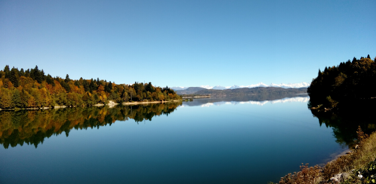 Шаорское водохранилище, прямо над городом Ткибули