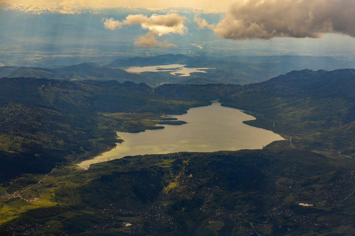 Озера Шаори и Ткибульское водохранилище с высоты гор