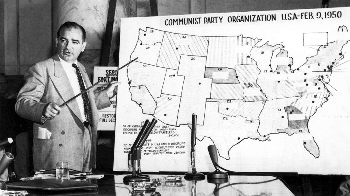 Сенатор-"правдоруб" демонстрирует структуру организаций коммунистов и прочих движений левых на территории США.       ""Выглядывает,собака,думающих инако..."                                                                            