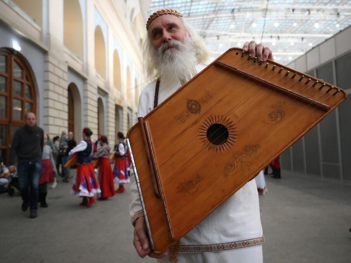    Гусляр Любослав перед началом всероссийского конкурса "Ристалище гусляров России" в рамках VI художественно-промышленной выставки-форума "Уникальная Россия" | © РИА Новости / Илья Питалев