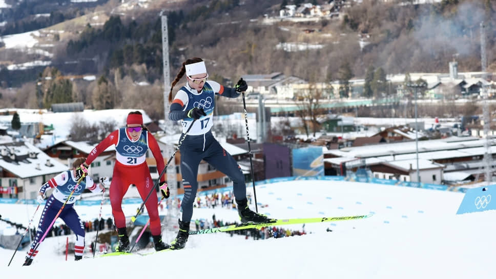 Дарья Непряева (в центре) в гонке на Олимпиаде в Милане и Кортина д’Ампеццо.📷Фото: Санто Стефано / РИА Новости