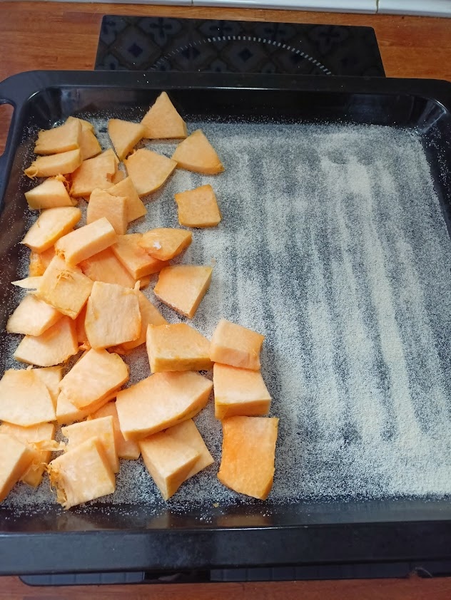 теплый проивень мажем сливочным маслом и посыпаем манкой