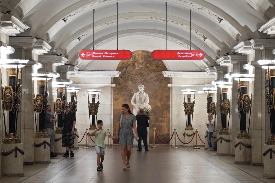    Изначально Пушкин держал в руке веточку рябины, а не сирени. Алексей БУЛАТОВ