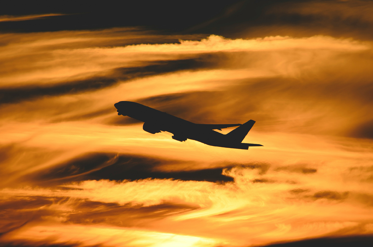 Фотография из Photo by <a href="https://unsplash.com/@ramonkagie?utm_source=unsplash&utm_medium=referral&utm_content=creditCopyText">Ramon Kagie</a> on <a href="https://unsplash.com/photos/silhouette-of-plane-during-golden-hour-30eONnw-upk?utm_source=unsplash&utm_medium=referral&utm_content=creditCopyText">Unsplash</a>