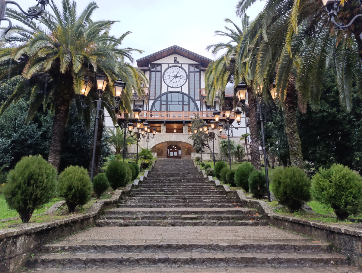 Знаменитый ресторан Гагрипш. Работает только в сезон и на зимних каникулах.