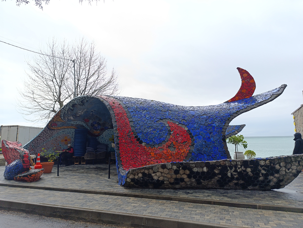 А из этой остановки сделали кофейню с видом на море.