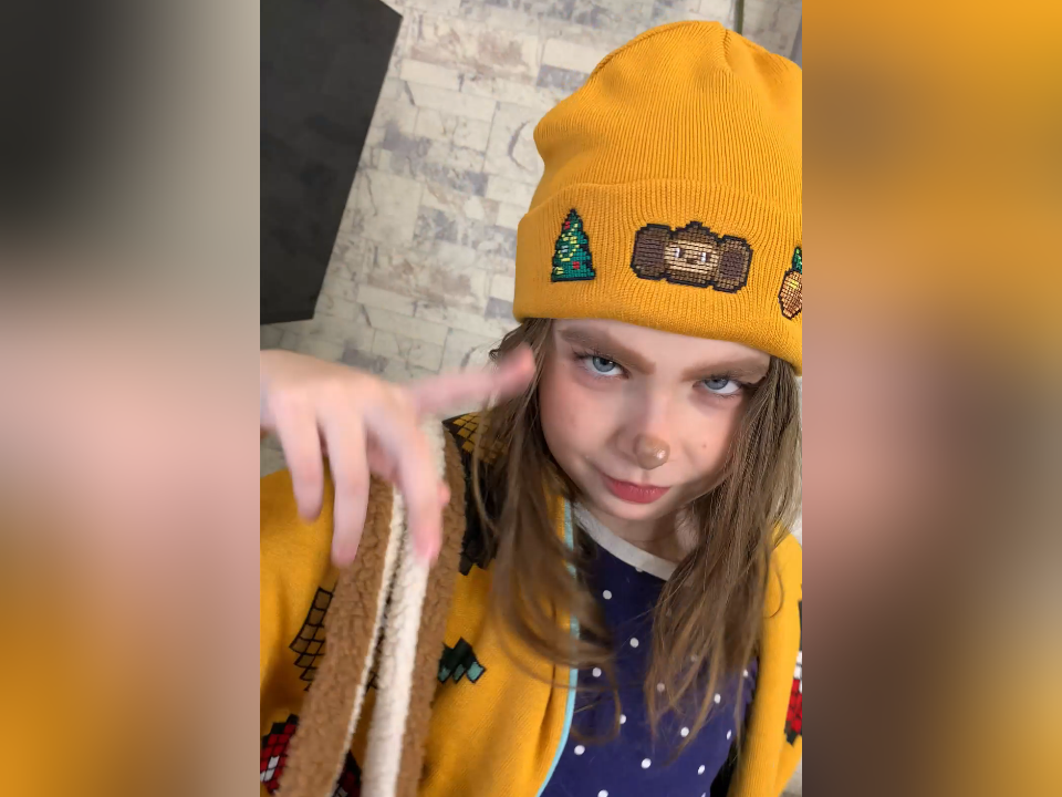 с дочкой снимаем очень много роликов, она у меня уже настоящий креатор и делает ролики для брендов, работая на них