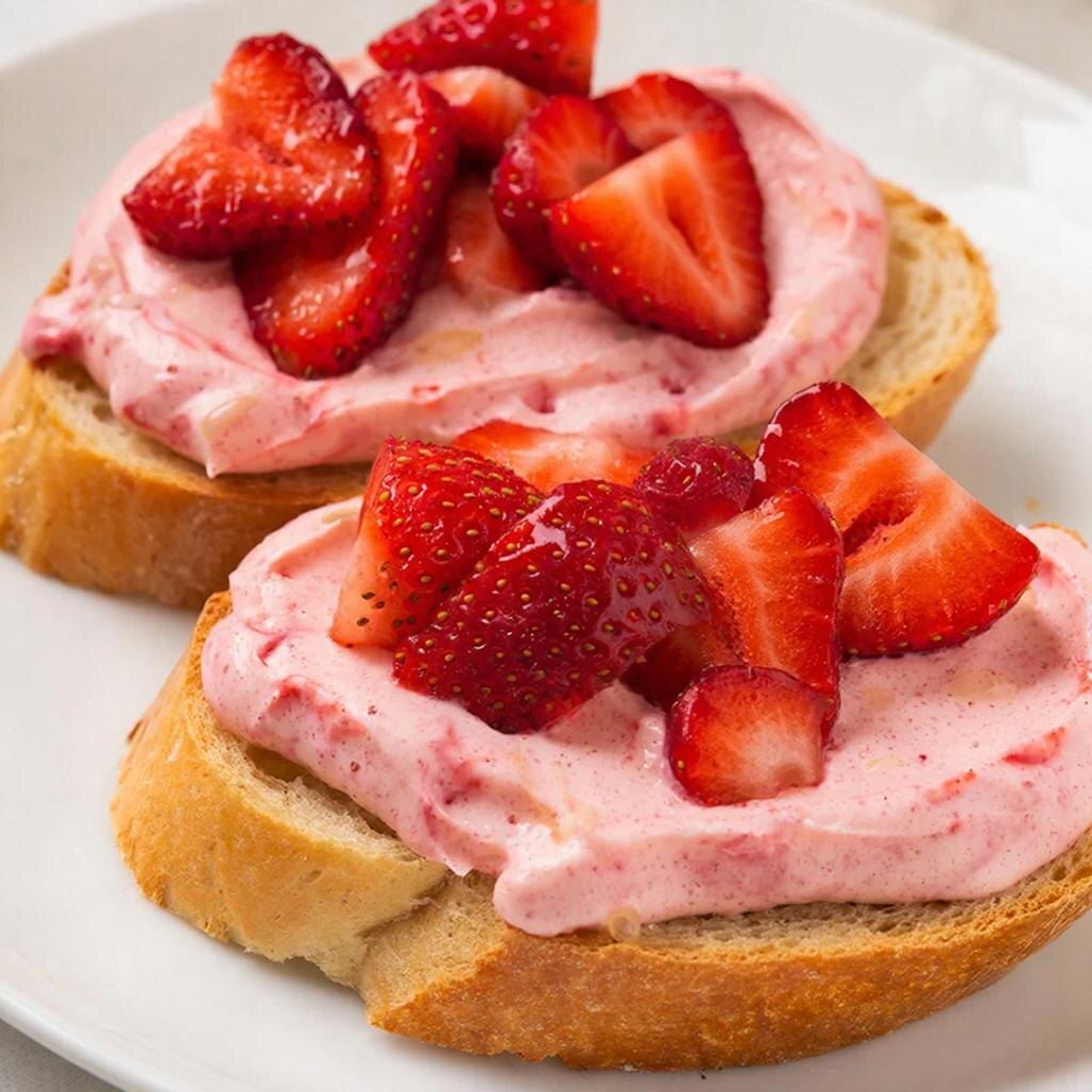 Тосты с клубничным кремом: Идеальное летнее лакомство 