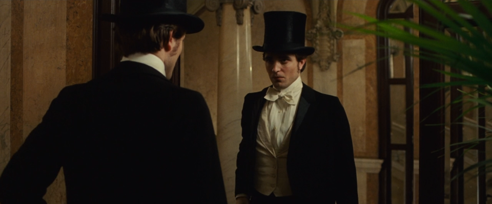 Красавец мужчина - жаль, что не француз - разглядывает себя в зеркале.  "Он задрожал от восторга, - в таком выгодном свете неожиданно представился он себе" (цитата из романа "Милый друг")