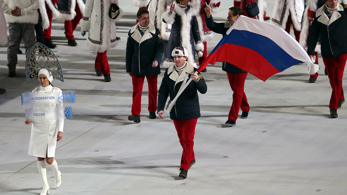   Ivan Sekretarev / AP- Бобслеист Александр Зубков несет флаг России на церемонии открытия зимних Олимпийских игр 2014 года в Сочи, 7 февраля 2014 года