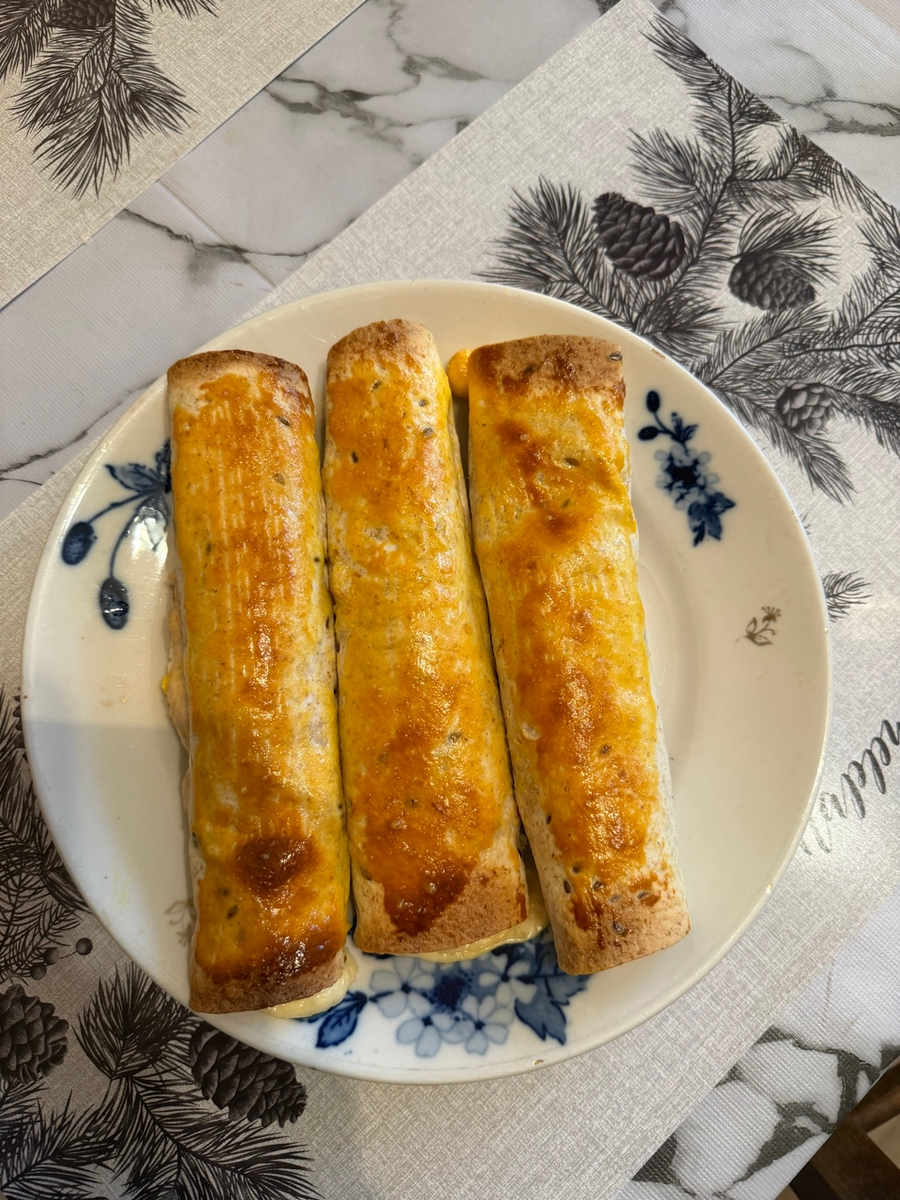 В карусели готовые рулеты и сырые