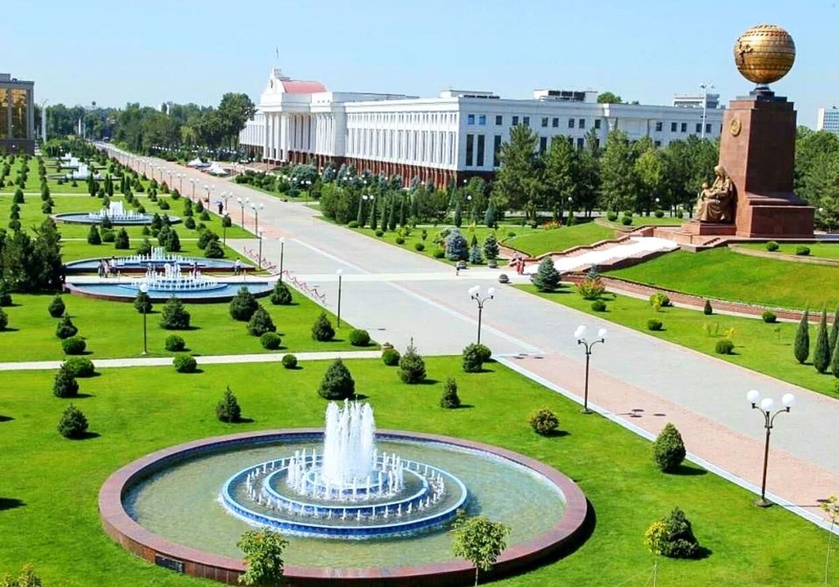 В 1992 году на площади Мустакиллик был установлен новый монумент, символизирующий независимость Узбекистана. Это земной шар, большую часть которого занимает контур страны.