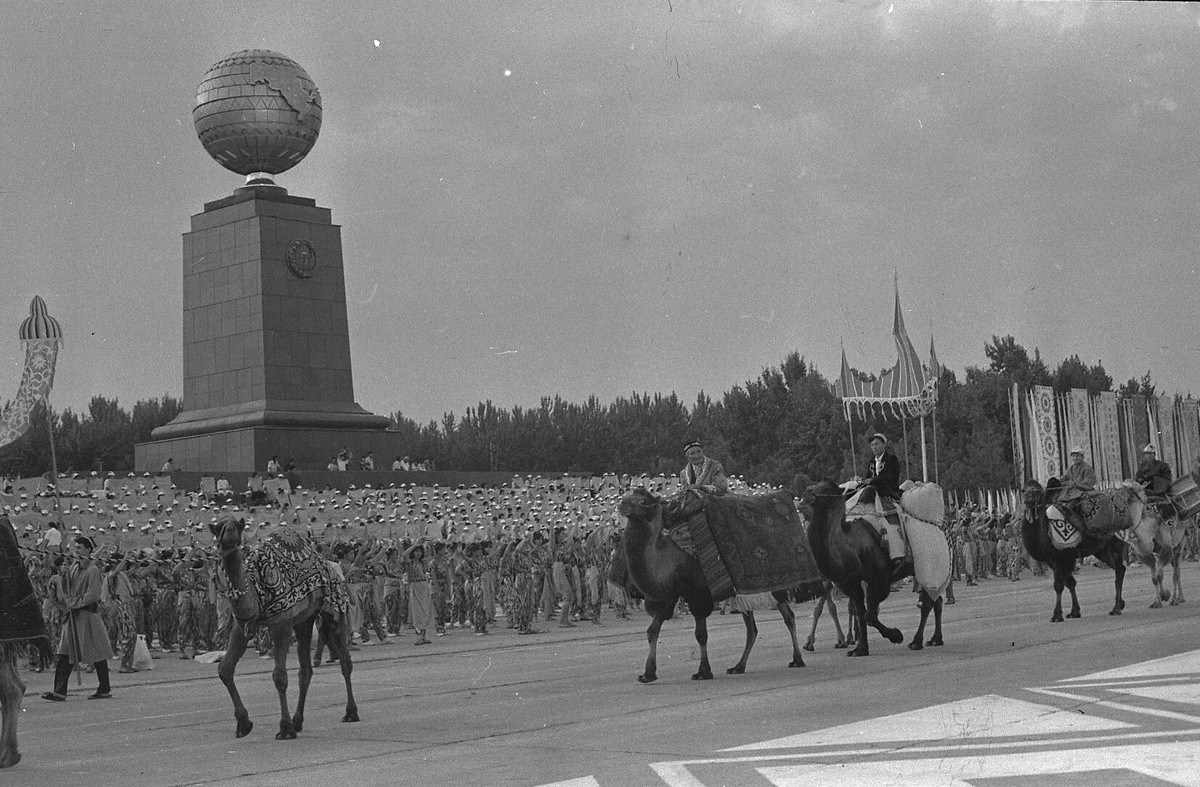 Празднование Дня независимости Узбекистана на площади Мустакиллик в 1992 году.