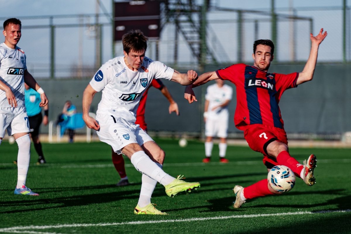    Ворота красноярцев футболистам \