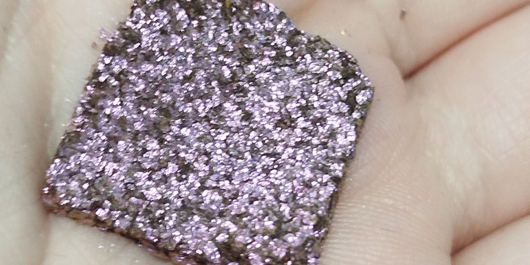 12 000 ₽ за тени, которые выпадают из рефила? Красота и хайп против качества — честный обзор Cold Moon