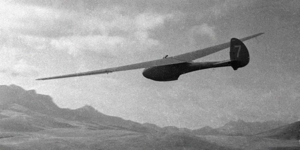    После окончания института Антонов стал руководителем Центрального бюро планерных конструкций Осоавиахима. В дальнейшем он был назначен главным конструктором планерного завода в Тушине и ведущим инженером по учебно-тренировочным самолётам ОКБ завода №115 (сегодня — ОКБ им. А.С. Яковлева) / РИА Новости