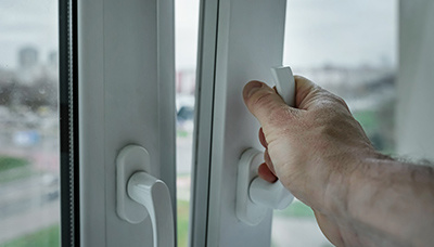 Во время панической атаки многие открывают окна и начинают судорожно вдыхать воздух. Возникает гипервентиляция лёгких, что только усиливает панику