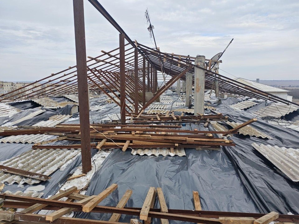    Шефы из Пензы ремонтируют крыши зданий. Фото - администрация Пологовского округа