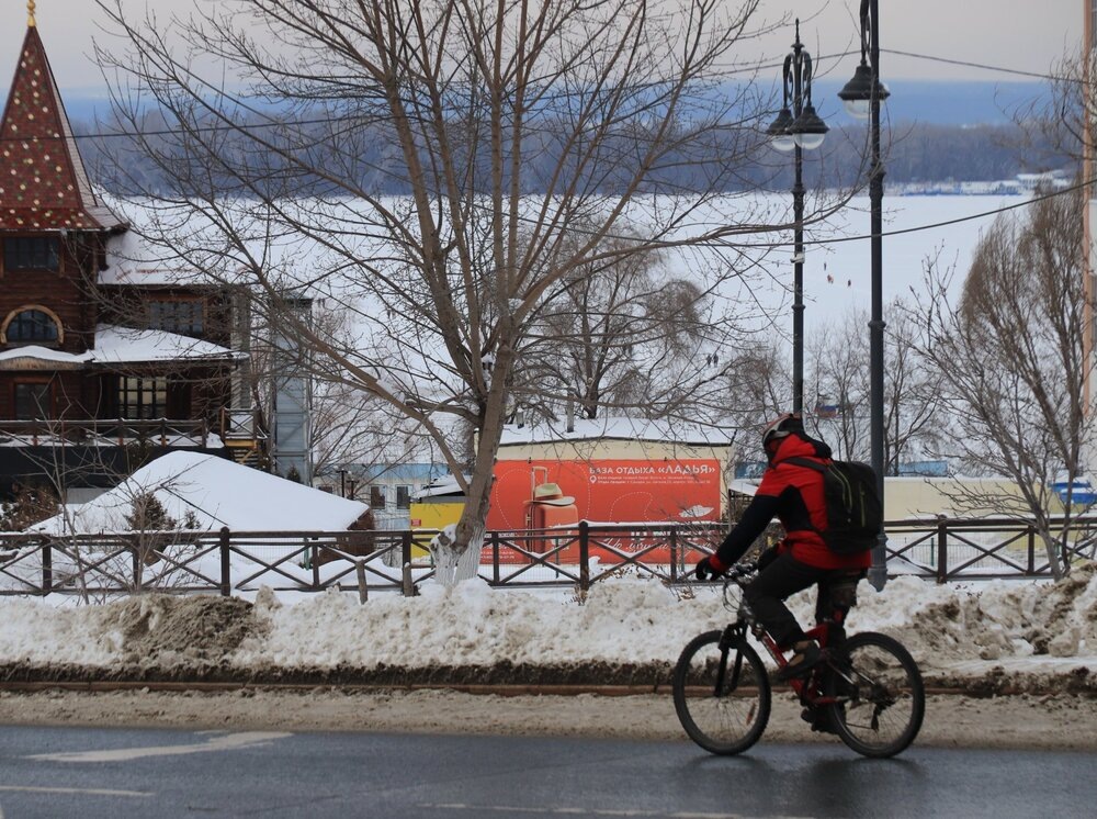 Уже со стороны спуска улицы Осипенко на волжском льду можно было увидеть фигурки людей.