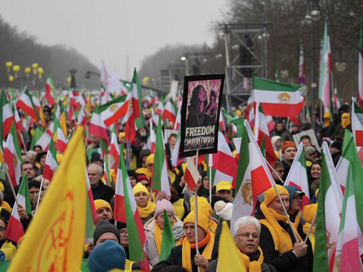    Демонстрация в знак солидарности с иранским народом перед Бранденбургскими воротами в центре Берлина | © Getty Images / picture alliance/Manuel Genolet