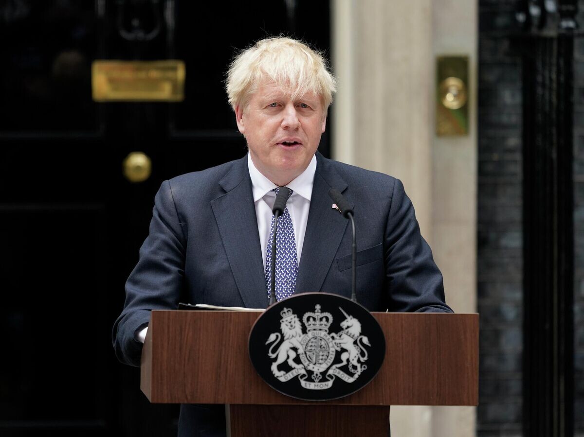    Премьер-министр Великобритании Борис Джонсон во время своего обращения возле резиденции на Даунинг-стрит в Лондоне | © AP Photo / Alberto Pezzali