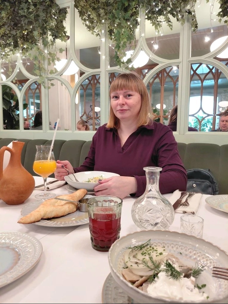 Вино не пила. Только сок и морс. Голова болела, таблы не помогли. И хотелось уже домой. 