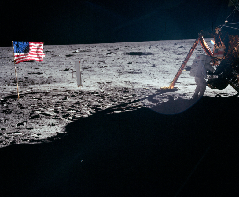 Миссия Аполлон 11 на Луне (фото взято из открытых источников).