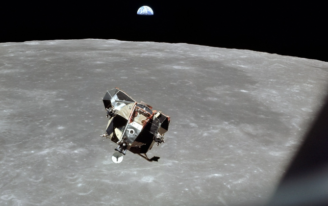 Лунный модуль "Орёл" в момент сближения с командным кораблём "Колумбия". Кадр снят Майклом Коллинзом во время миссии Аполлон11 (фото взято из открытых источников).