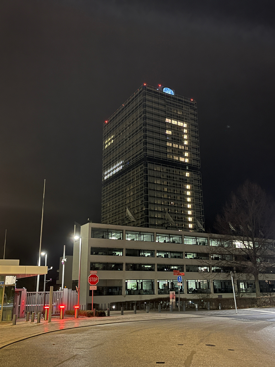 Здание Организации Объединенных Наций в Бонне вечером. 