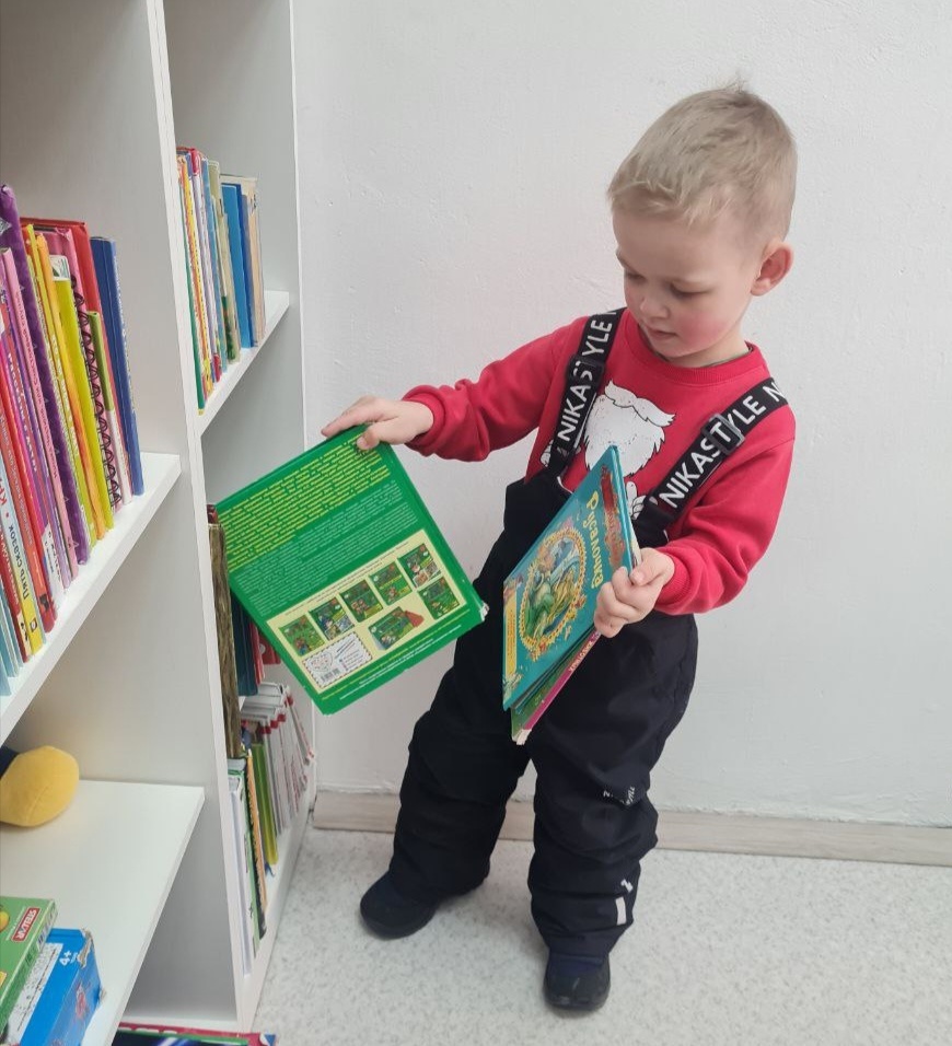 Паша в библиотеке