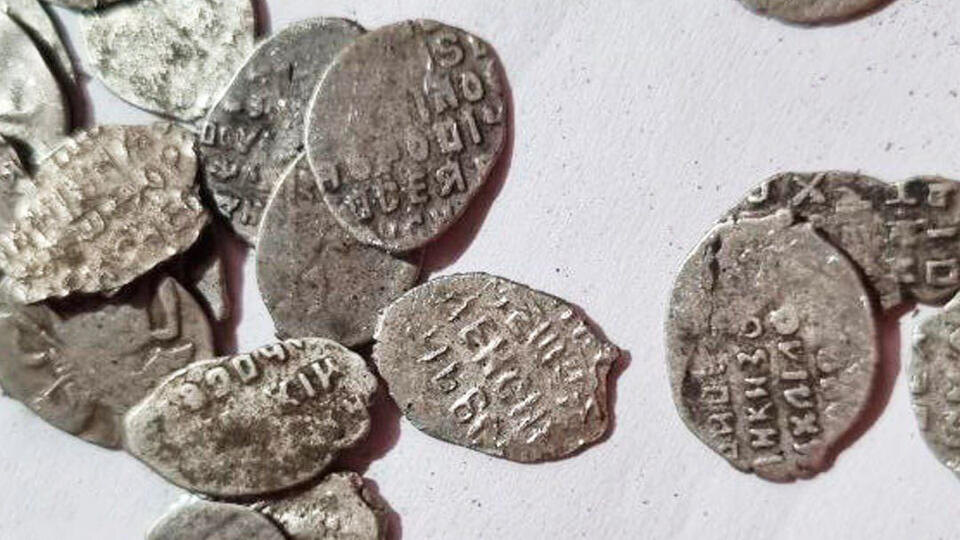     В Москве обнаружили сосуд со старинными серебряными монетами t.me/Ольга Любимова