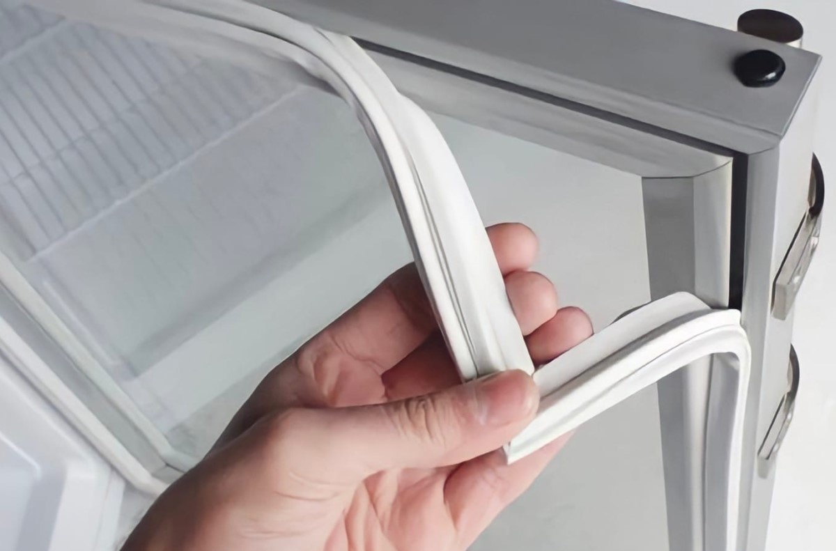 Резиновый уплотнитель на бытовом холодильнике