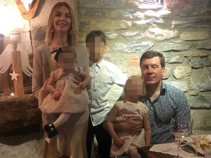 Людмила Свирская с мужем Павлом Свирским и детьми