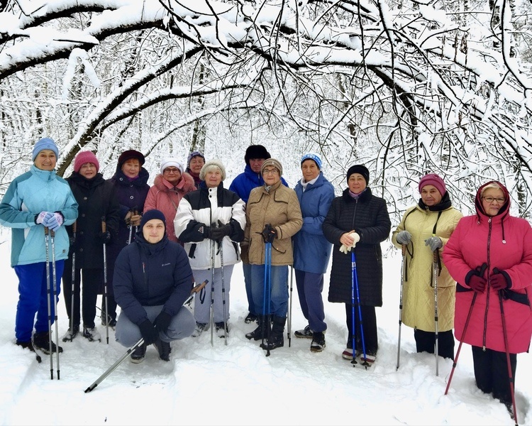     Курские пенсионеры ходят на скандинавскую ходьбу даже в сильные морозы