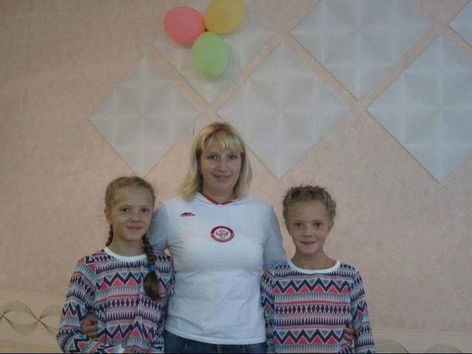    Наталья Зыкина с Ксюшей и ее сестрой Викой. Фото: архив Натальи Зыкиной